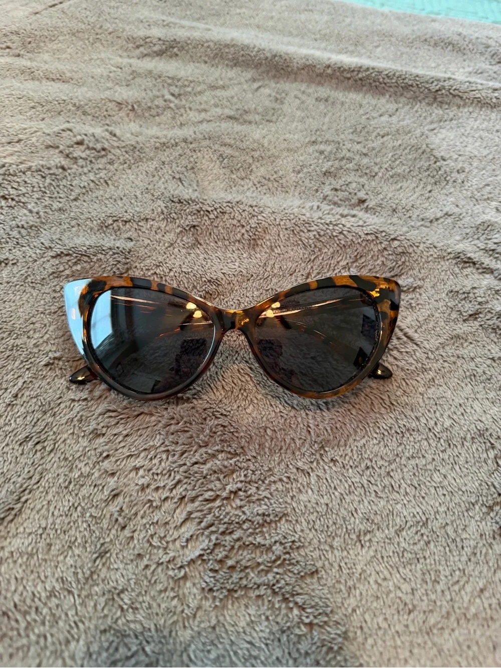 Tortoiseshell Cat Eye Sunglasses - Dark Lenses